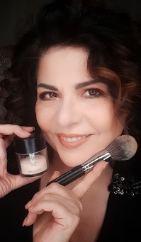 Younique Touch Behold Prime und Settingpuder mit Settingpinsel Anwendung