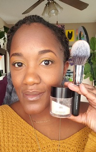 Younique Touch Behold Prime und Settingpuder mit Settingpinsel Anwendung2