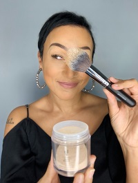 Younique Touch Behold Prime und Settingpuder mit Settingpinsel Anwendung3